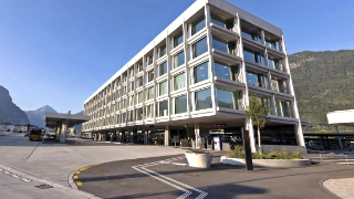 Dienstleistungsgebäude de Urner Kantonalbank am Bahnhofplatz 1 in Altdorf.